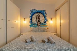 une chambre avec un lit avec deux serviettes dessus dans l'établissement Andrea's Home, à San Bartolomé 14 autres photos