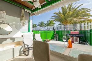 un patio avec une table, des chaises et un barbecue dans l'établissement Andrea's Home, à San Bartolomé
