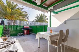 un patio avec une table, des chaises et un barbecue dans l'établissement Andrea's Home, à San Bartolomé