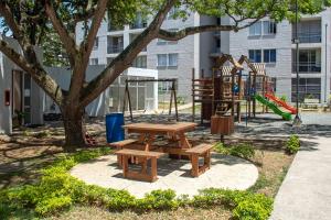 un parque con mesa de picnic y parque infantil en Apartamento con vistas en Cali 