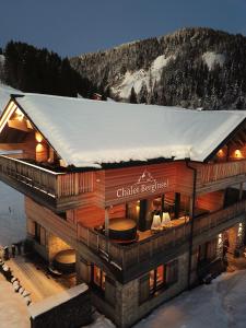 バルダーシュヴァングにあるChalet BergInselの雪屋根の建物