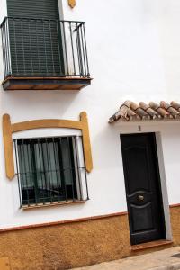 希梅拉德利瓦爾的住宿－La casita de la Estación，白色建筑上的黑色门窗