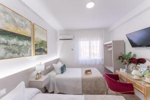 馬拉加的住宿－Urban Rooms B&R，一间带床和电视的客厅