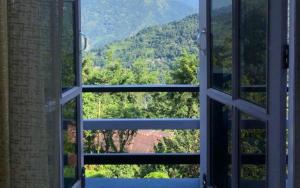 an open window with a view of a mountain at Nardelna Homestay by StayApart in Māngwa