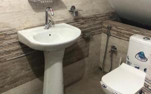 a bathroom with a sink and a toilet at Nardelna Homestay by StayApart in Māngwa