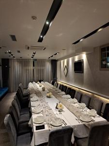 une salle de conférence avec une grande table et des chaises dans l'établissement Hotel Eden, à Mostar