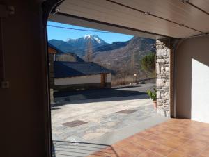 una puerta de garaje abierta con vistas a una montaña en Rural Berrós en Guingueta
