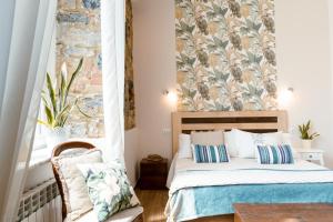1 dormitorio con cama y ventana en The Railway 74, en La Spezia