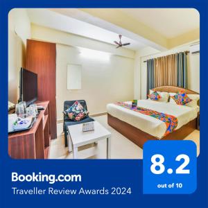 um quarto de hotel com uma cama e uma televisão em FabHotel K7 Trends With Pool, Baga Beach em Calangute