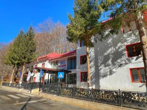 a building on the side of a street at Hotel Gâlma in Moroeni