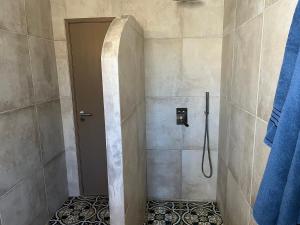 een badkamer met een inloopdouche bij Quinta Samor in Aljezur +18 foto's