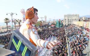 a man standing in front of a large crowd of people at PFA Hotel Viareggio in Viareggio