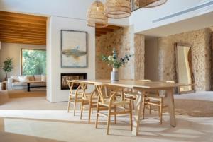 una sala da pranzo con tavolo e sedie di Luxury Villa Can Xanet a Alcudia