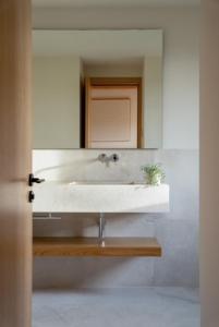 bagno con lavandino e specchio di Luxury Villa Can Xanet a Alcudia