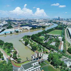 uma vista aérea de uma cidade com um rio em The Yun Hotel Foshan Nanhai em Foshan
