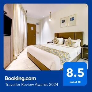 um quarto de hotel com duas camas e uma televisão em FabHotel Prime Oasis Blue em Bhopal