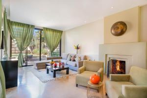 Posezení v ubytování Al Maaden Villa Hotel & Spa
