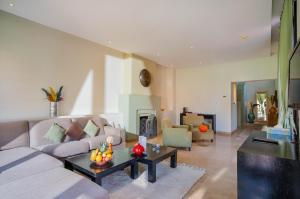 Posezení v ubytování Al Maaden Villa Hotel & Spa