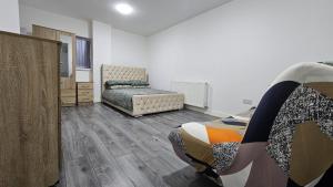 um quarto com 2 camas e uma cómoda em Double Bedroom with private bathroom and shared kitchen em Oldbury