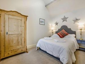 a bedroom with a large bed and two stars on the wall at 1 Bed in Cirencester 57684 in Kemble
