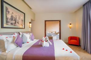 Postel nebo postele na pokoji v ubytování Al Maaden Villa Hotel & Spa