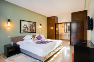 Postel nebo postele na pokoji v ubytování Al Maaden Villa Hotel & Spa