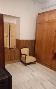 uma sala de estar com uma cadeira e um armário em Casa Custodia em Mota del Cuervo