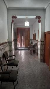 um quarto vazio com cadeiras e um corredor em Casa Custodia em Mota del Cuervo