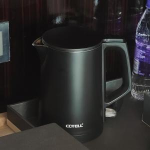 a black pot sitting on top of a counter at The Yun Hotel Foshan Nanhai in Foshan