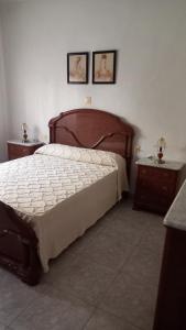 um quarto com uma cama grande e duas mesas de cabeceira em Casa Custodia em Mota del Cuervo