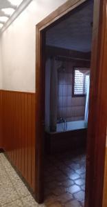 uma casa de banho com um espelho e uma banheira num quarto em Casa Custodia em Mota del Cuervo