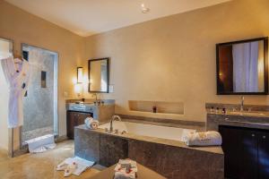 Koupelna v ubytování Al Maaden Villa Hotel & Spa
