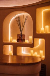谷雪維爾的住宿－石英酒店，一间设有镜子和蜡烛花瓶的房间
