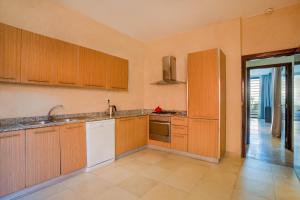 Kuchyň nebo kuchyňský kout v ubytování Al Maaden Villa Hotel & Spa
