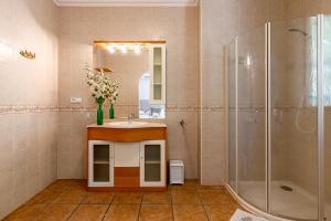ein Badezimmer mit Waschbecken und Dusche in der Unterkunft Belle Vue in Altea + 17 Fotos
