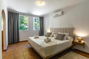 ein Schlafzimmer mit einem Bett und einem großen Fenster in der Unterkunft Belle Vue in Altea