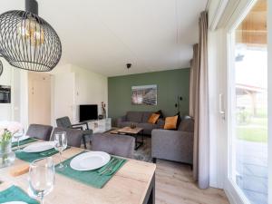 - un salon avec une table et un canapé dans l'établissement Luxurious holiday home with garden and parking, à Scherpenisse