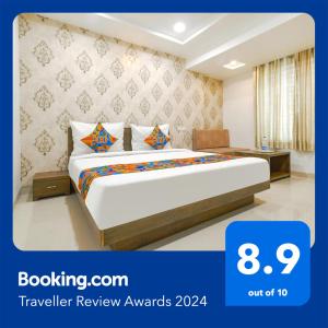 Una habitación de hotel con una cama en una habitación en FabHotel Ten Eleven, en Indore