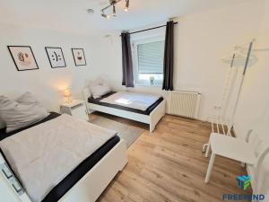 a bedroom with two beds and a window at frisch modernisiertes Apartment in Altdorf