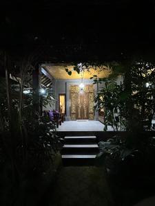 eine Eingangstür eines Hauses in der Nacht in der Unterkunft Nirvana Pension in Ubud