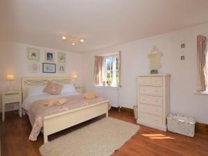 um quarto com uma cama, uma cómoda e uma janela em 2 Bed in Brixham 74200 em Churston Ferrers