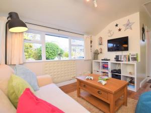 uma sala de estar com um sofá e uma mesa em 2 Bed in Brixham 74200 em Churston Ferrers