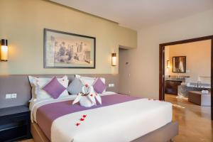 Postel nebo postele na pokoji v ubytování Al Maaden Villa Hotel & Spa