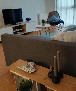 een woonkamer met een bank en een tafel bij Apartamento Camiño dos Faros in Malpica