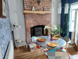 uma sala de estar com uma mesa e uma lareira em 2 bed apartment 5min from sea in bare Morecombe em Morecambe