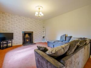 sala de estar con sofá y chimenea en 2 Bed in Kirkby Stephen 78605 en Kirkby Stephen