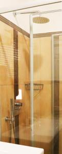 uma porta de duche em vidro na casa de banho em Corsico Comfort Home em Corsico