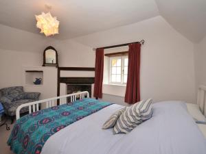 una camera con un letto bianco e una finestra di 3 Bed in Salcombe 75138 a Bigbury