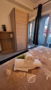 Appart Hotel Tanger Paname في طنجة: وجود منشفة على أرضية غرفة النوم