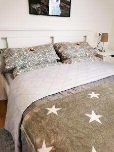 a bed with stars on it in a bedroom at Ferienwohnung Löwenstern Niederstetten in Niederstetten